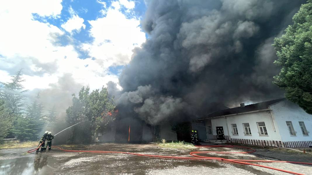 Kayseri'de sünger fabrikasında büyük yangın: Bir saatte kontrol altına alındı 9